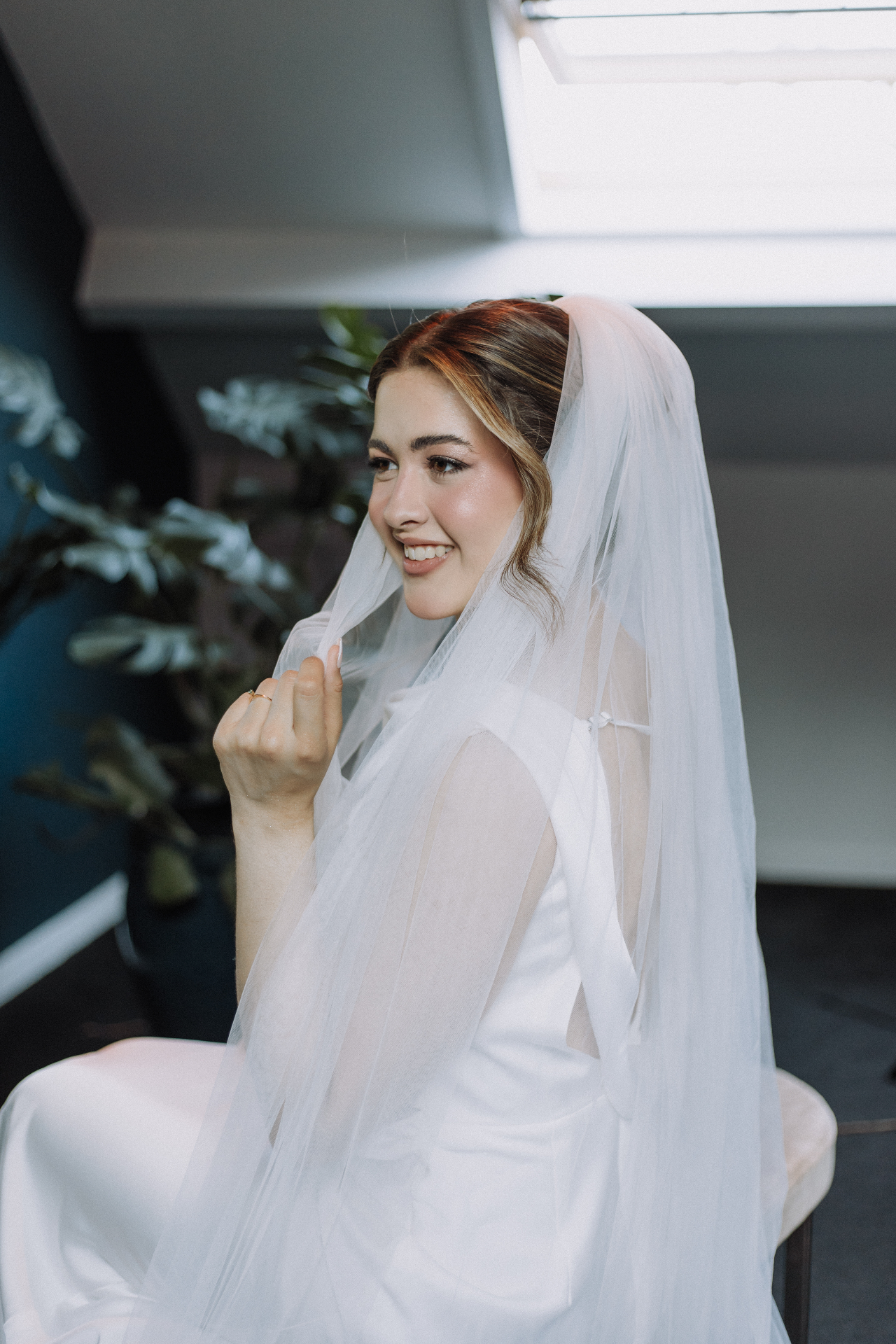 Noiva com véu sorrindo